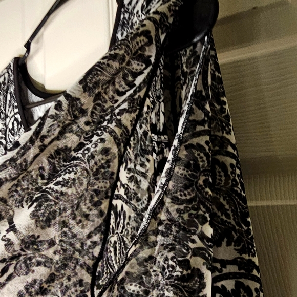 Women's Petits Adele & May Black Pattern Cropped Blouse PM - Picture 4 of 7